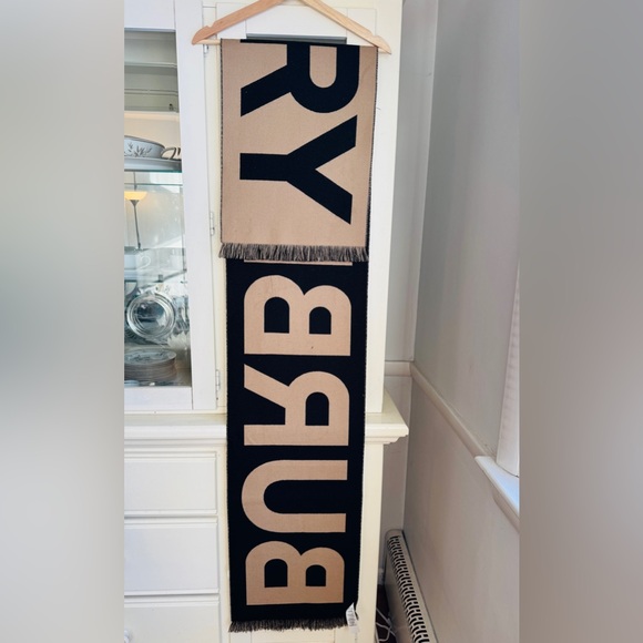 【Burberry】Wool Logo Scarf - Picture 5 of 11